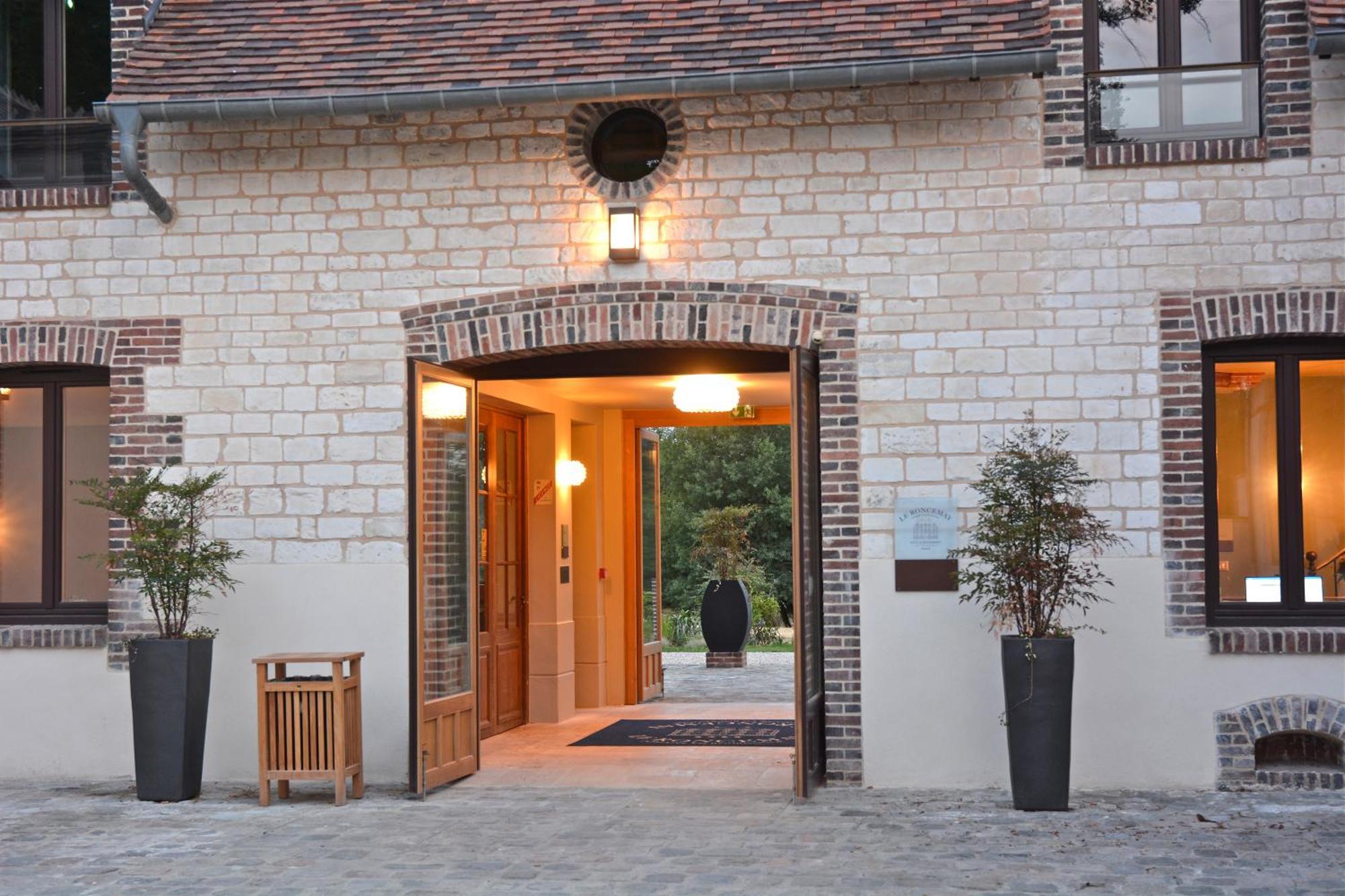 Domaine Du Roncemay - Hotel, Restaurants, Spa & Golf Aillant-sur-Tholon Exterior photo